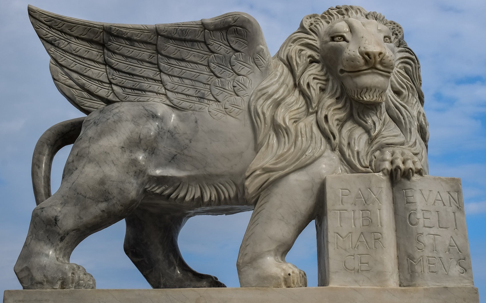 Sculpture Lion Ailé en pierre