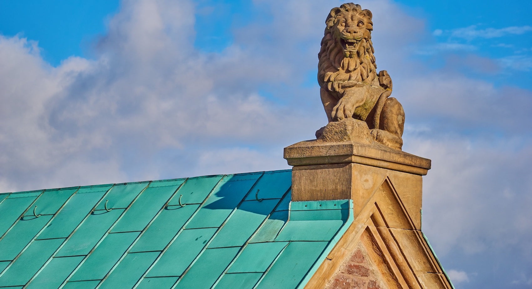 Sculpture Lion Pierre sur une cheminée