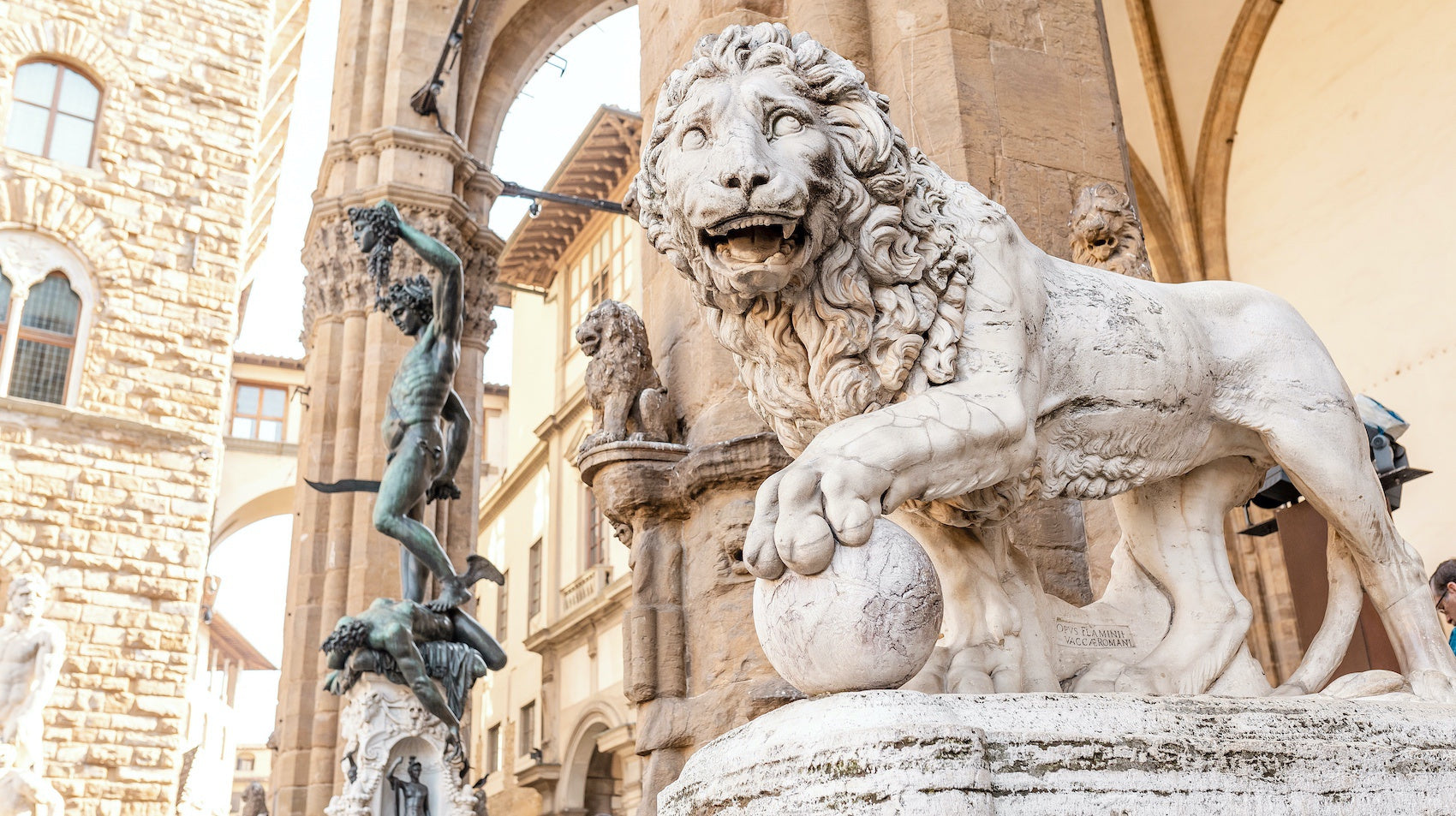 Statue Lion de Médicis à Florence devant cathédrale