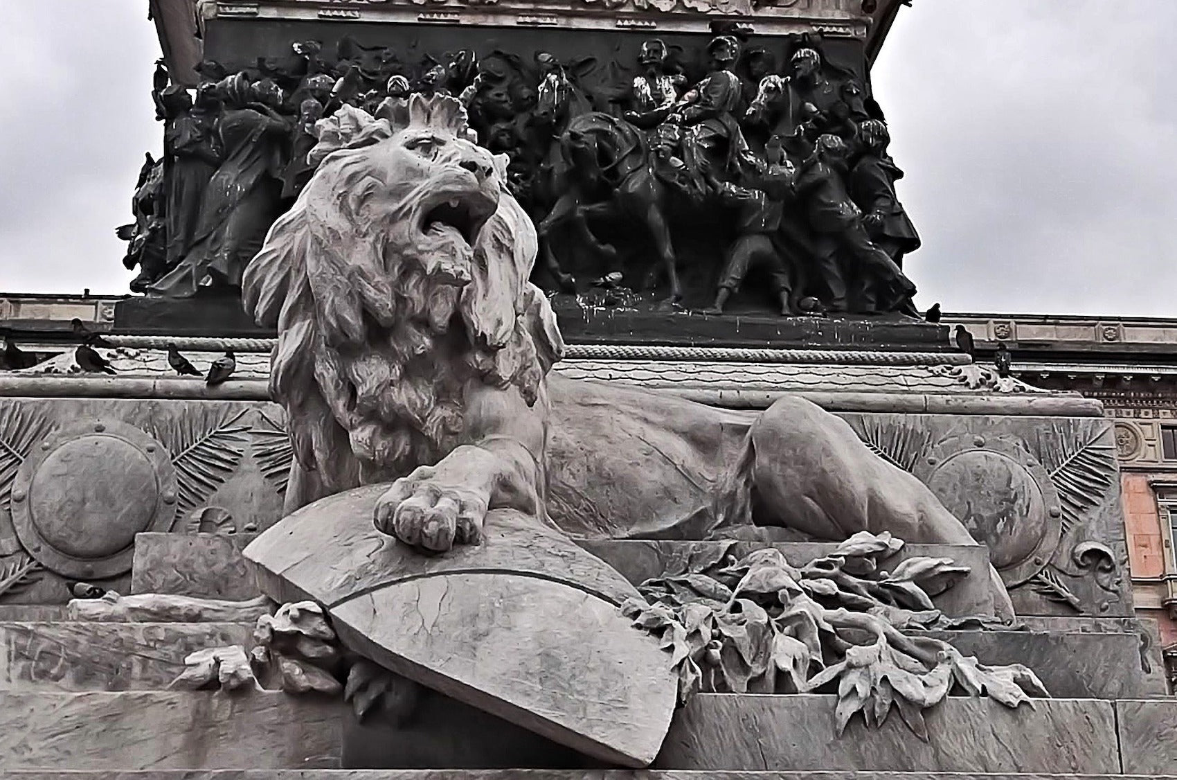 Statue Lion Antique sur piédestal