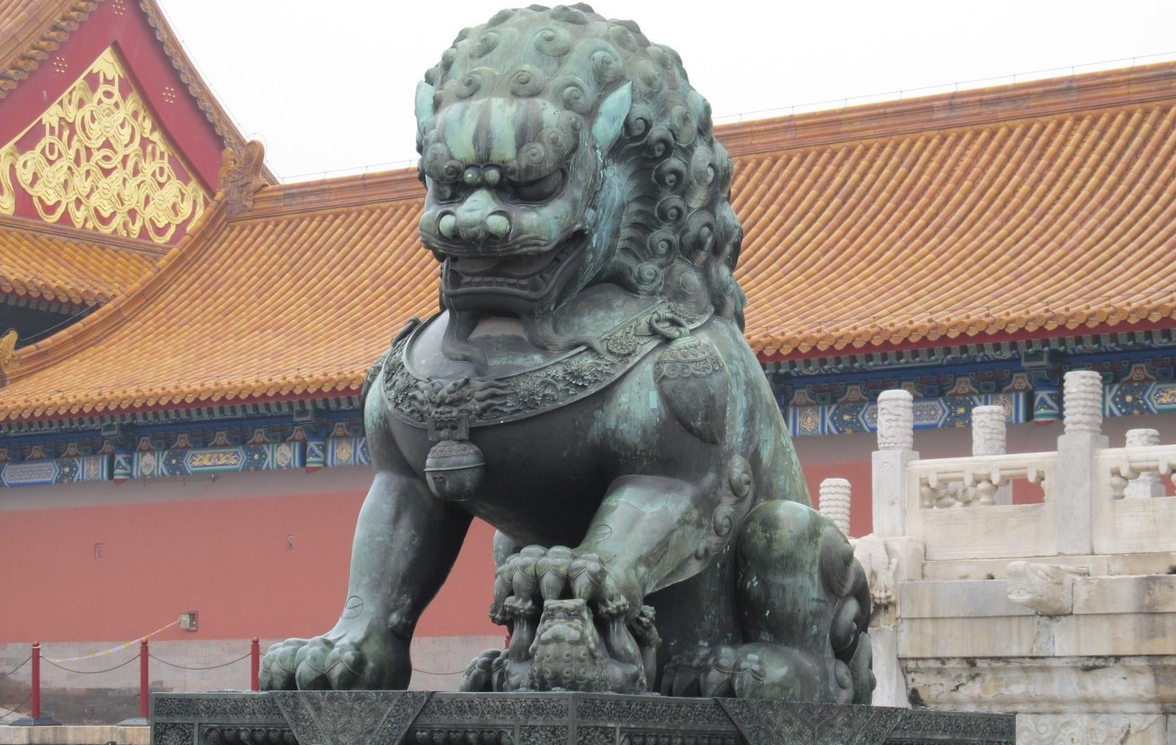 Statue Lion Chinois devant une pagode