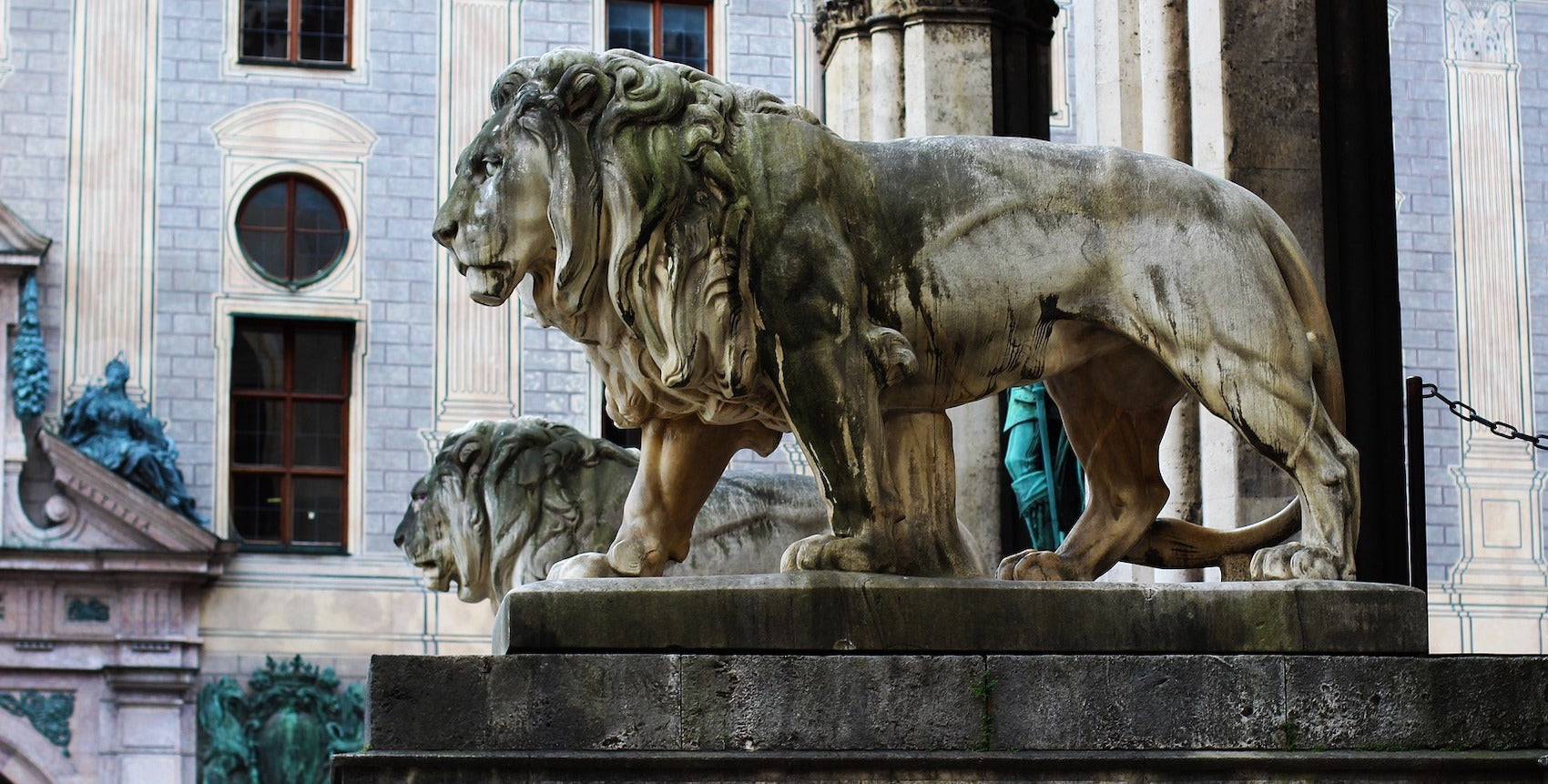 Statue Lion Gardien devant un temple