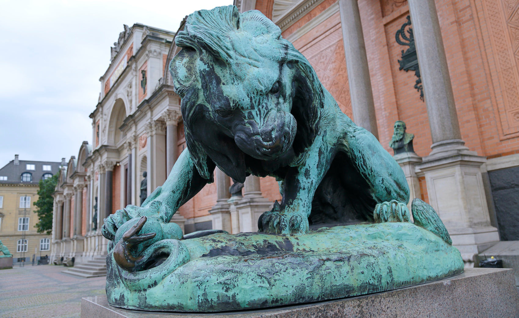 Sculpture Lion au Serpent en Bronze