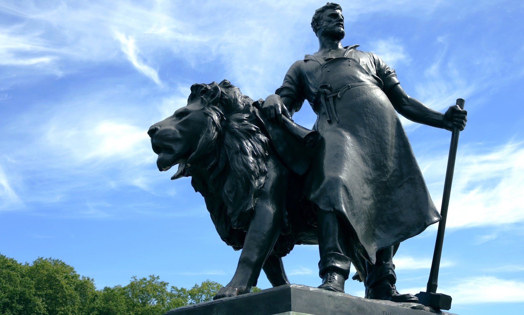 Statue Lion avec un roi en Fonte