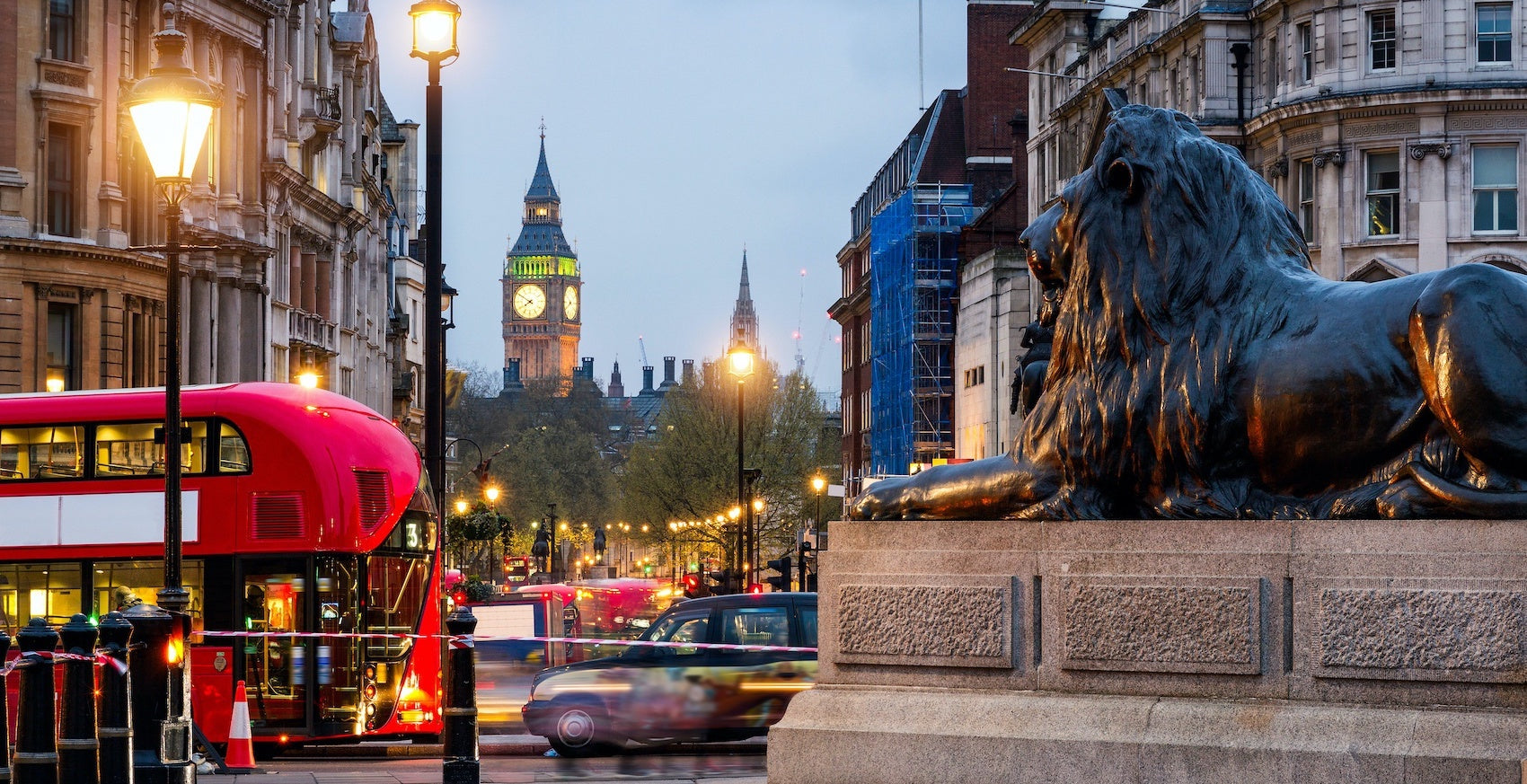 Sculpture Lion avec la Colonne Nelson à Londres