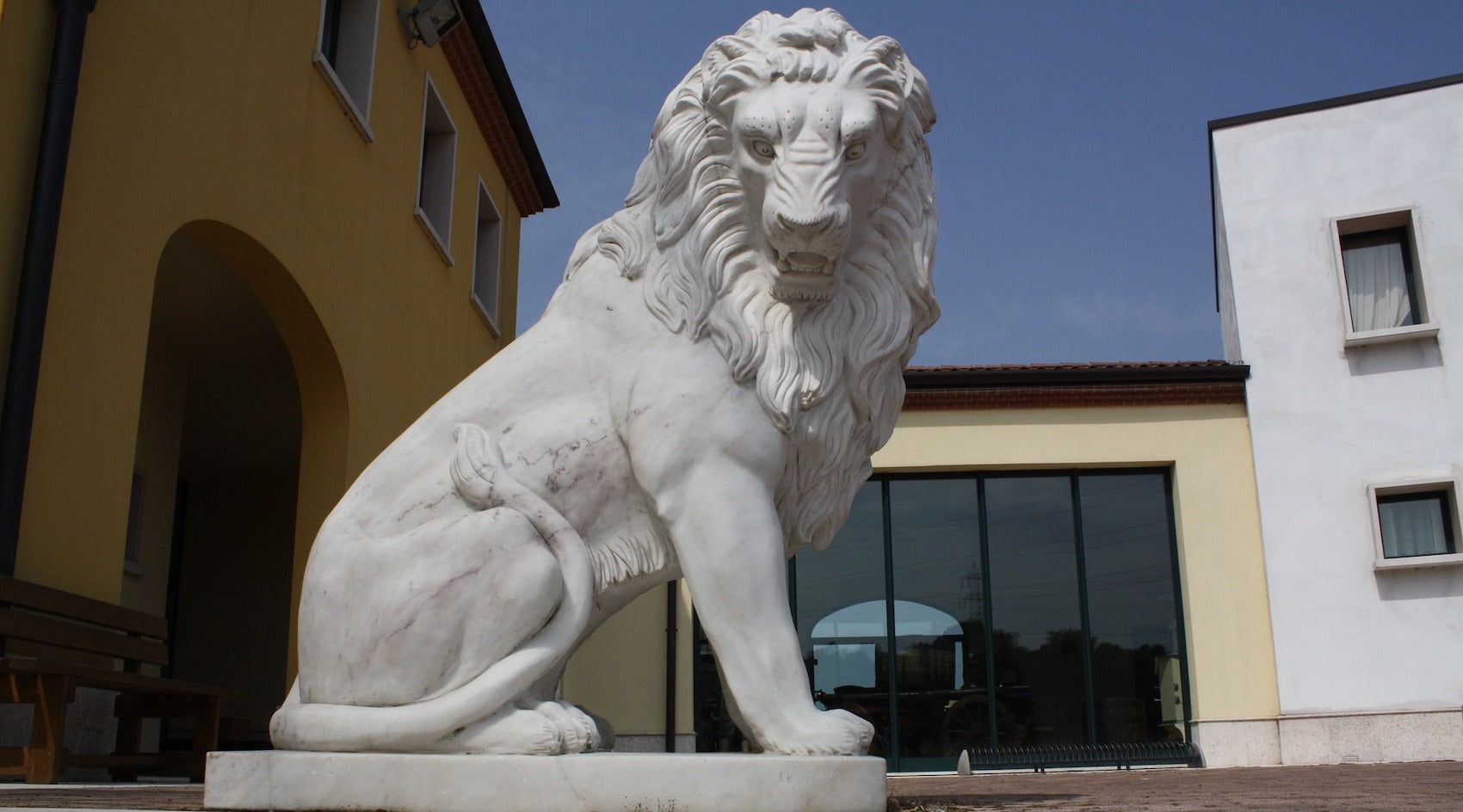 Statue Lion en Marbre Blanc devant entrée