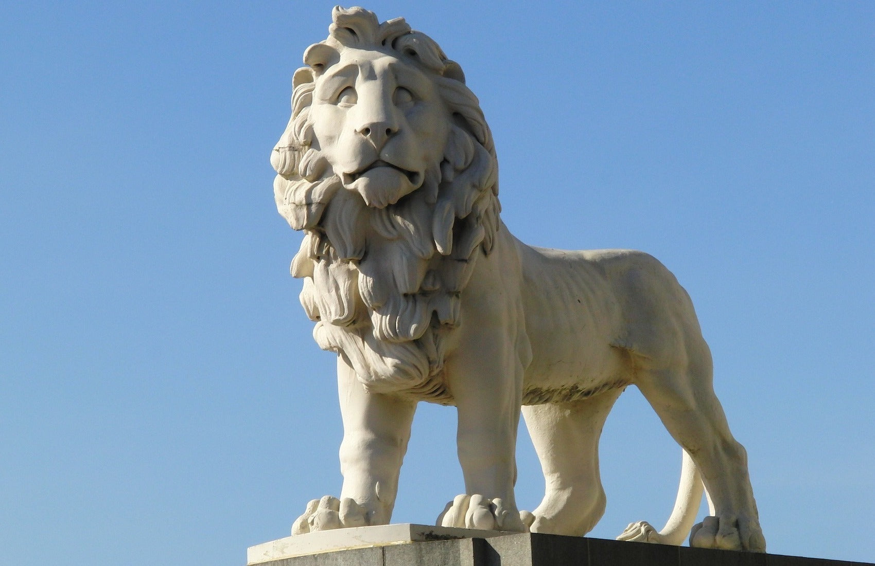 Sculpture Lion sur un trône en Grès