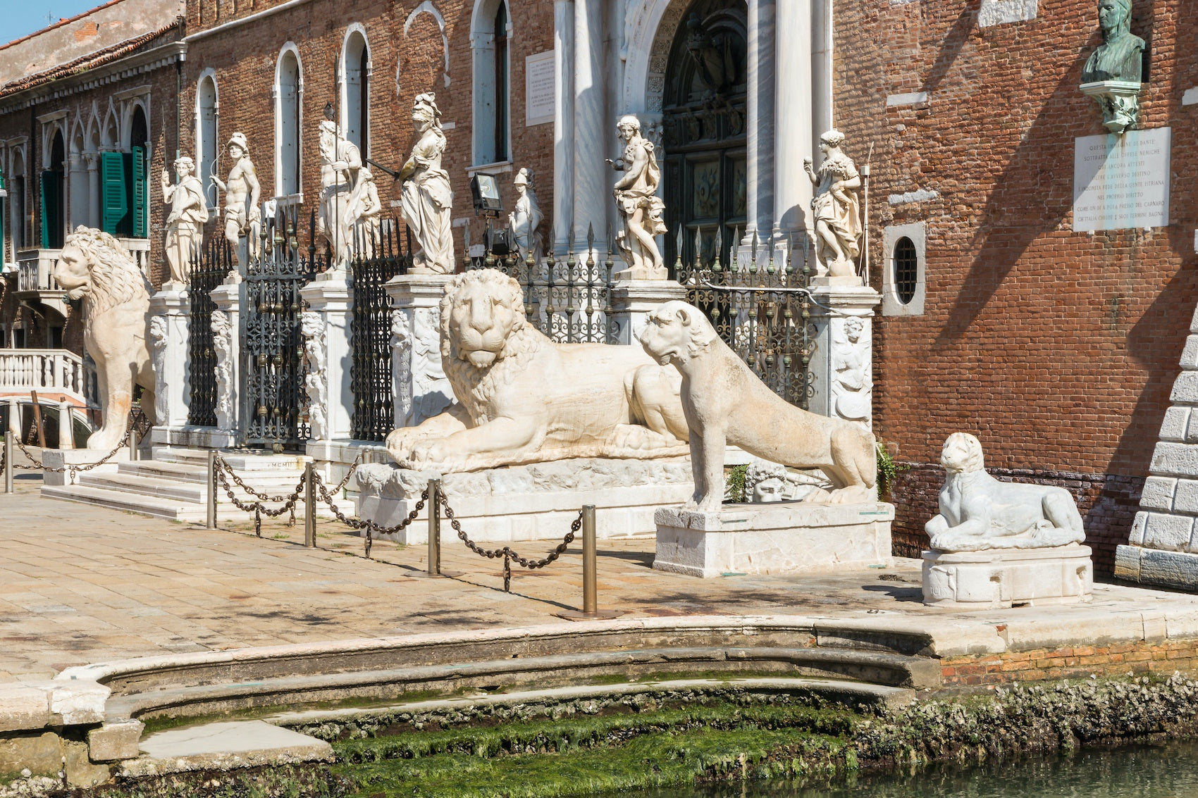 Statues Lions à Porta Magna devant Arsenal Venise