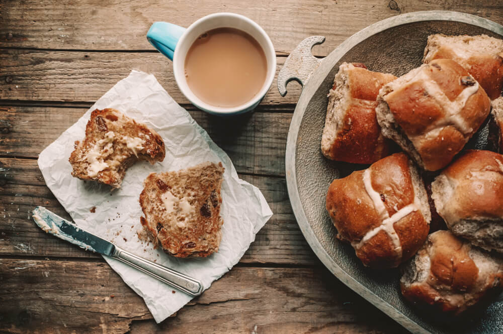 Vegan hot cross buns for Very Vegan Easter Ideas post