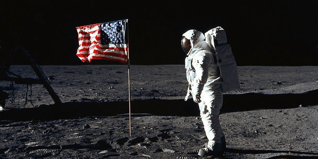 drapeau americain sur la lune