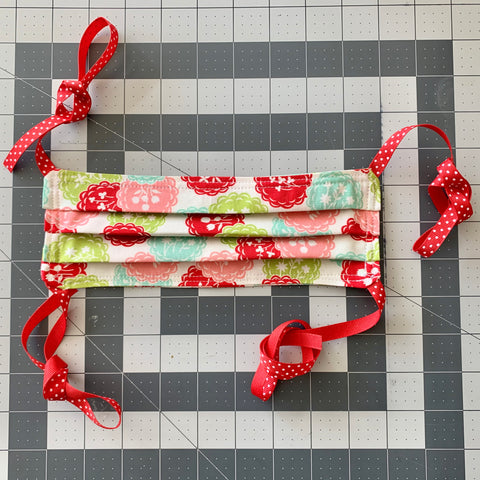 https://ilikebigbuttons.com/blogs/news/face-mask-with-ribbon-using-sewing-clips-tutorial-by-ilikebigbutton-com