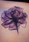 tatouage ventre rose violette