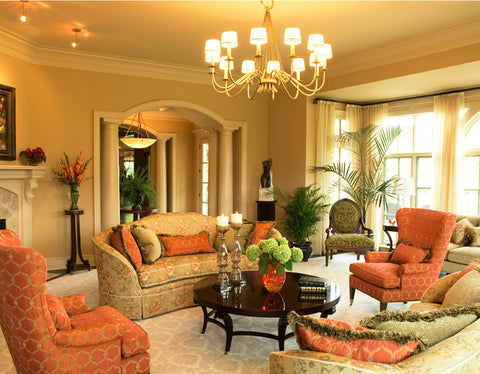 TRADITIONAL LIVING ROOM WITH BEAUTIFUL FLOWER ARRANGEMENT