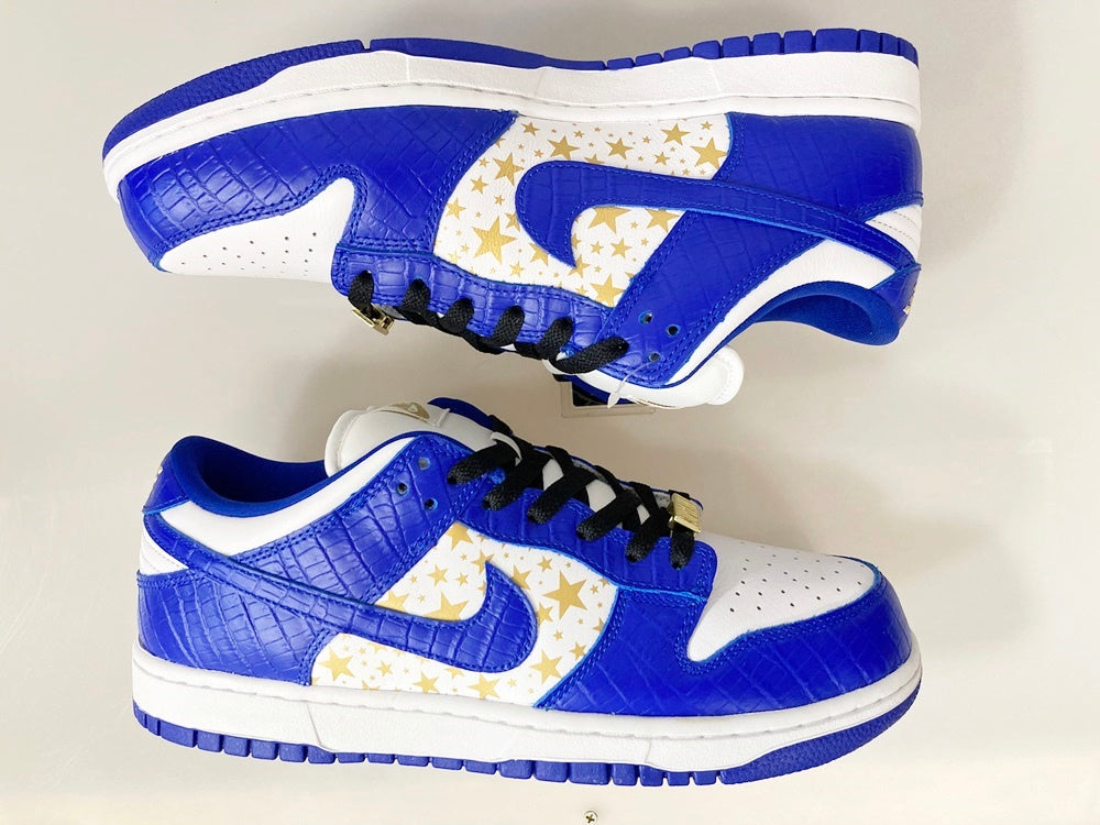 ナイキ NIKE SB DUNK LOW OG QS SUPREME WHITE/HYPER BLUE-METALLIC GOLD STARS  スケートボーディング ダンク ロー ゴールドスターズ シュプリーム ブルー系 青 シューズ メンズ靴 スニーカー ブルー 27cm  101-shoes850