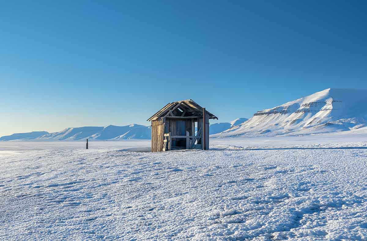 Arktisreise verfallene Nothütte im Eis