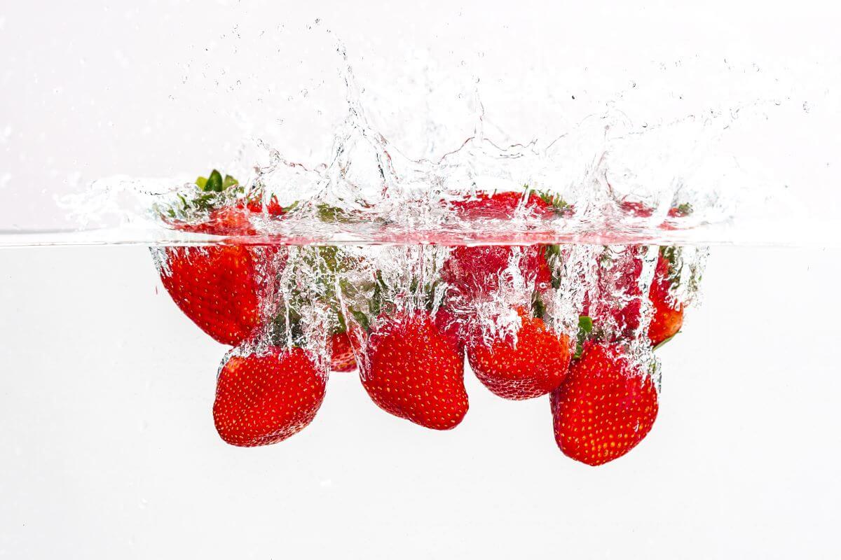 Highspeed Fotografie Erdbeeren ins Wasser fallen