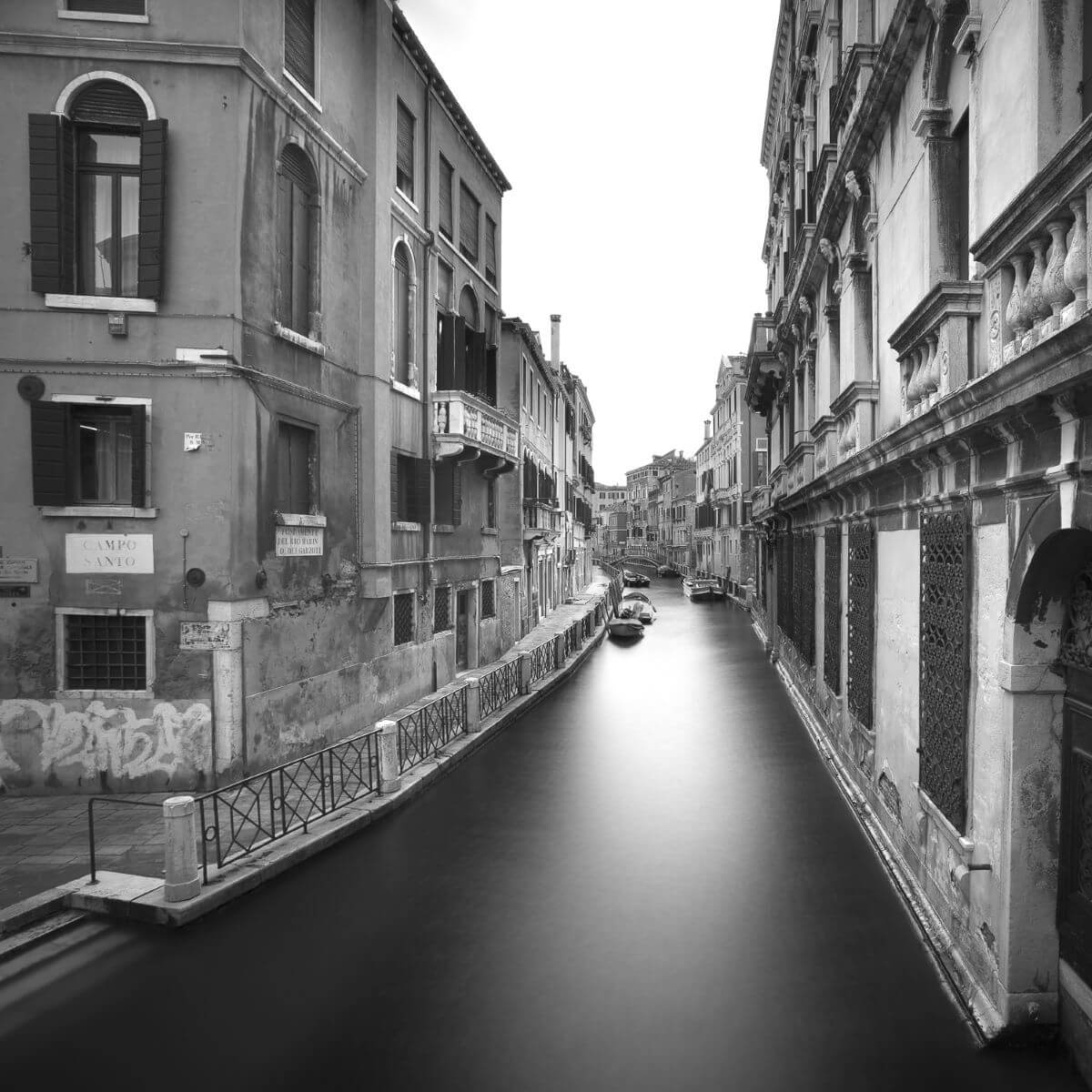 Schwarz-Weiß-Fotografie Wasserstraße Venedig