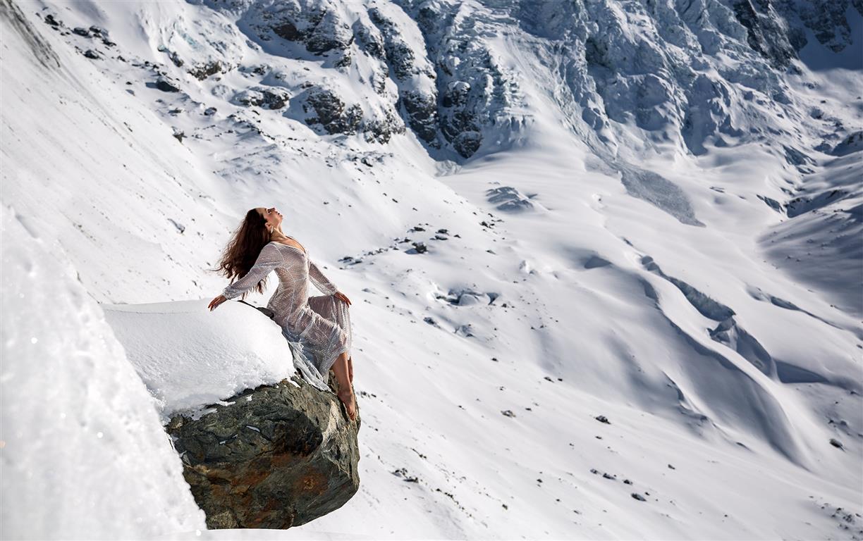 Fotoshooting mit Frau im Schnee