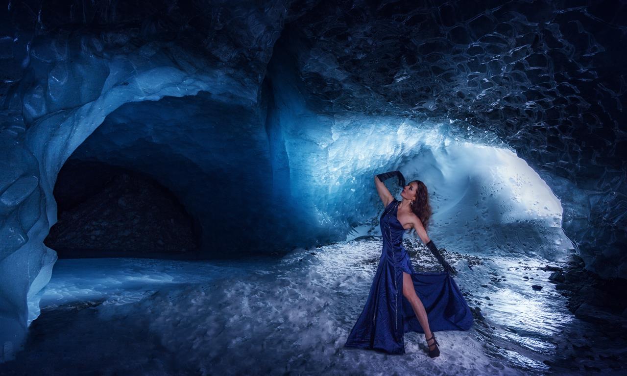 Eishöhle Fotoshooting mit Frau