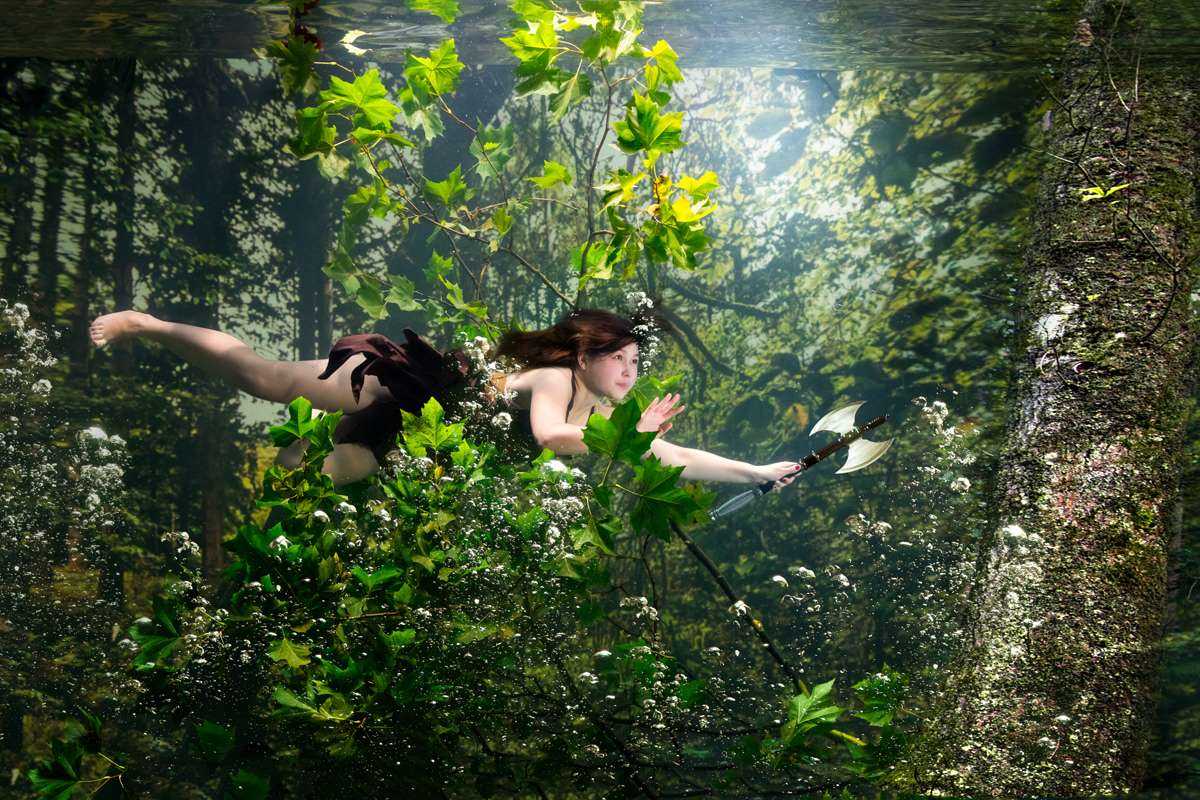 Unterwasserfotografie Frau mit Blättern