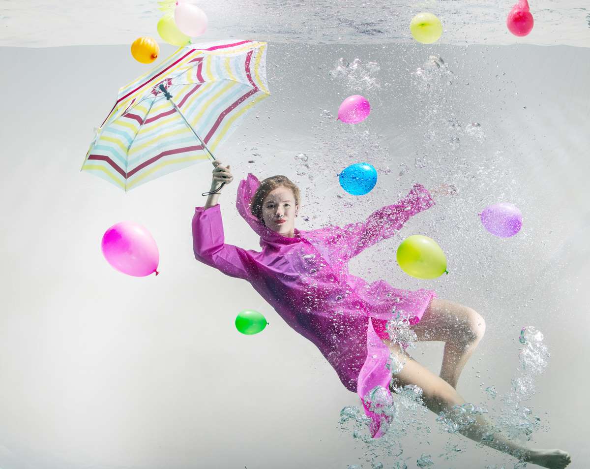 Unterwasserfotografie Frau mit Regenschirm