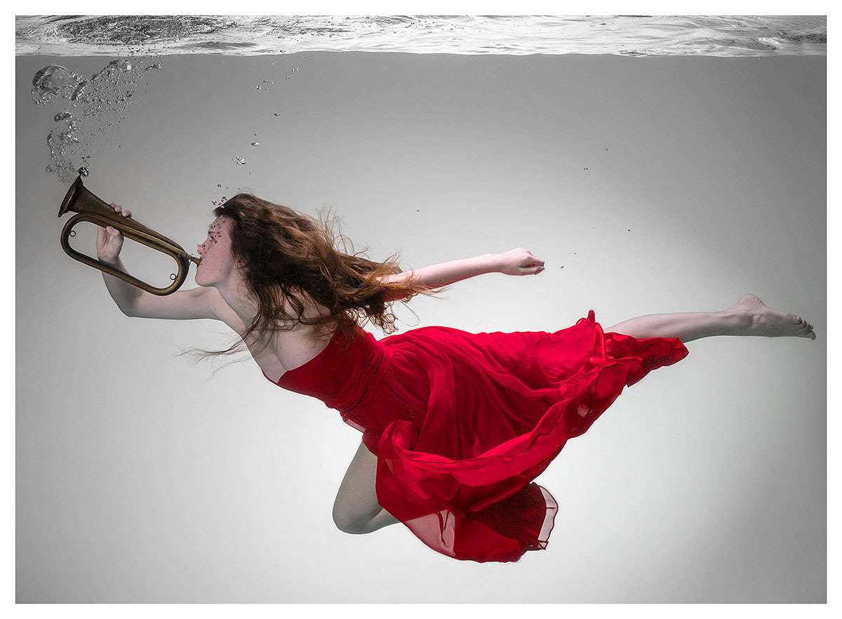 Unterwasserfotografie Frau mit Trompete