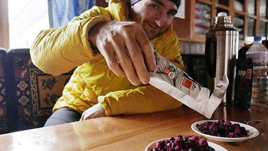 Ueli Steck bereitet gefriergetrocknetes Essen zu