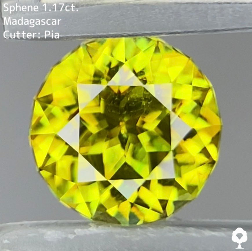 マダガスカル産 スフェーン（Sphene ）オーバルカット 1.28ct-