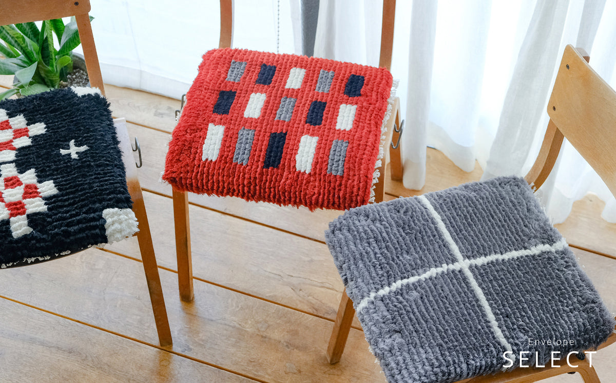 ノッティング織　手織りの椅子敷き　白赤紺　S size