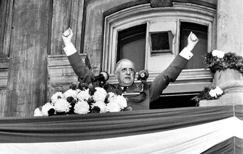 Charles De Gaulle bras lever