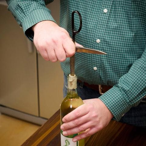 Ouvrir une bouteille de vin avec des ciseaux