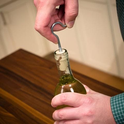 Ouvrir une bouteille de vin avec un crochet