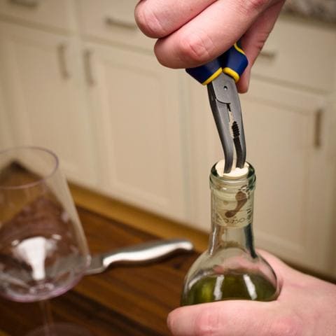 Ouvrir une bouteille de vin avec une paire de pince
