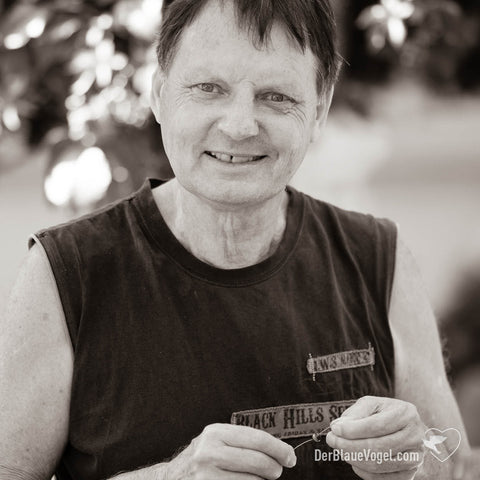 Petr Clifford beim knüpfen seiner Mala von Der Blaue Vogel