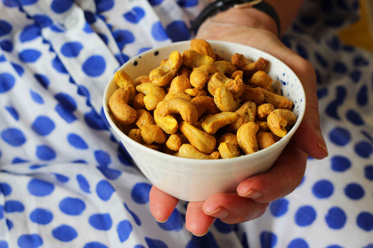 Roasted turmeric cashews