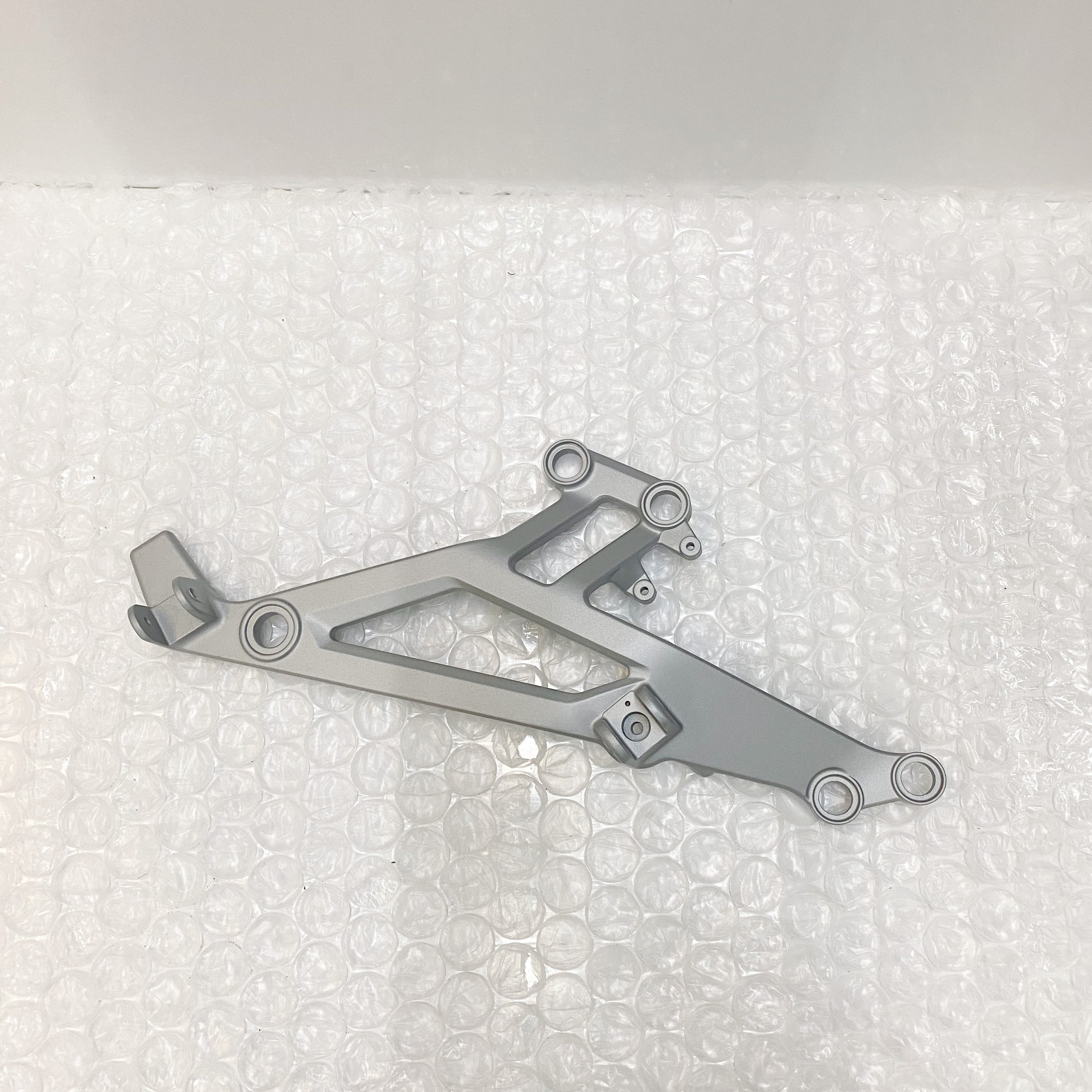 ドゥカティ 82411031A ドゥカティ純正 BRACKET FRONT LEFT FOOTREST SP