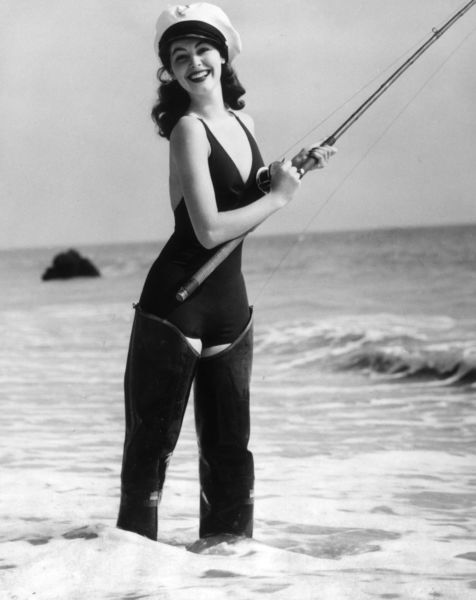 Ava Gardner pêche dans la mer
