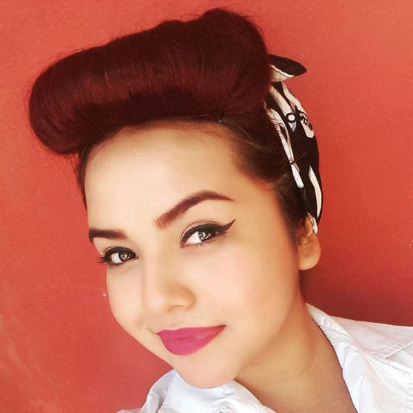 Coiffure rockabilly foulard sur la tête