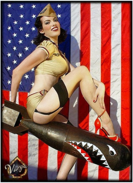 Femme militaire rétro posée sur une bombe devant un drapeau des USA