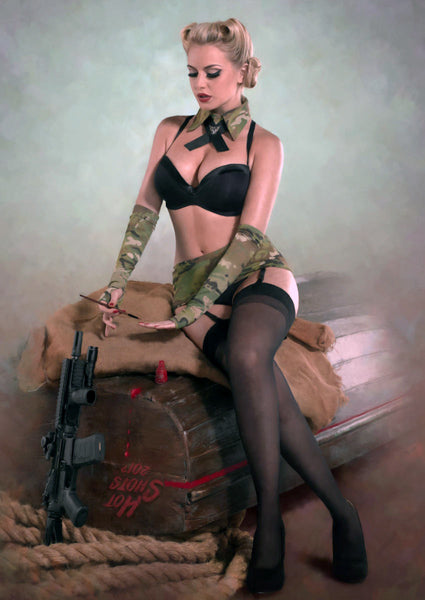 Femme sexy vintage avec manchette et col militaire