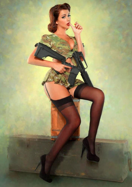 Lady charmante des années 40 et 50 avec un fusil