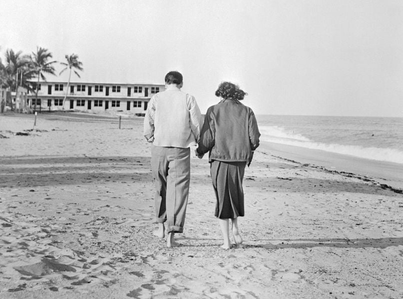 Les deux amoureux marchent sur la plage