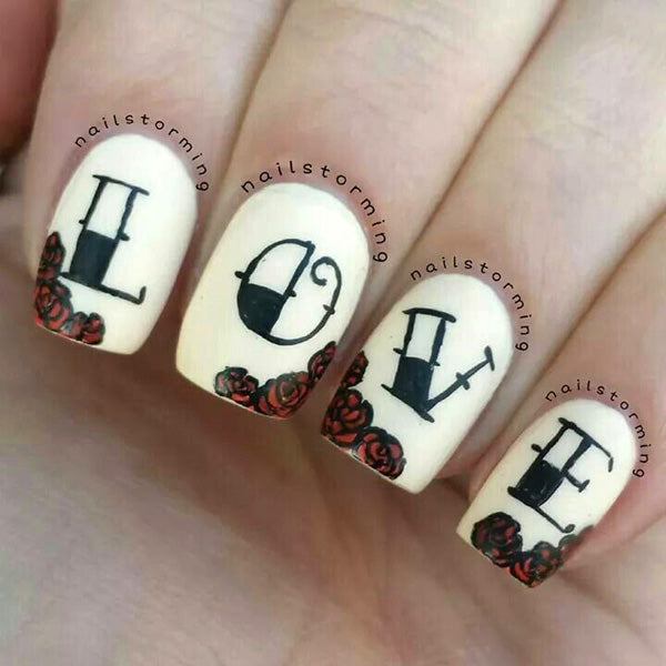 Ongles avec fleurs et inscription love