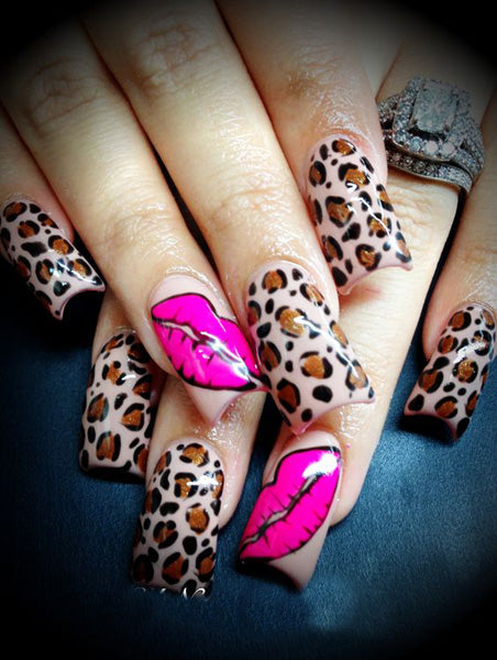 Ongles à motifs léopard et bouche avec du rouge à lèvre de couleur rose