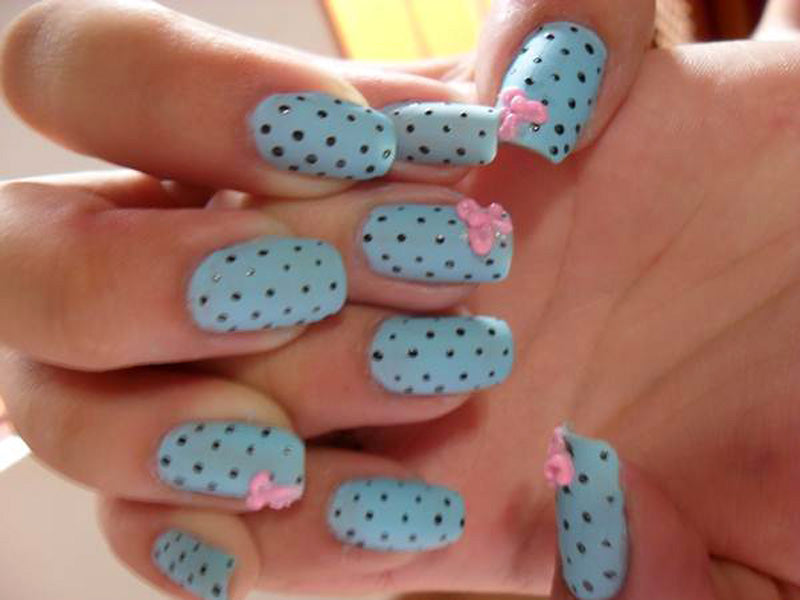 Ongles turquoises à pois noirs style polka