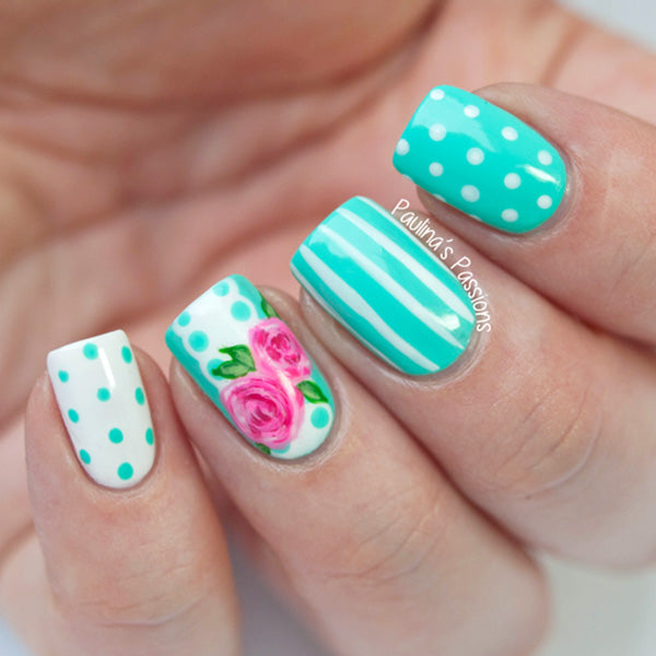 Ongles turquoises et blancs pin-up, avec rose