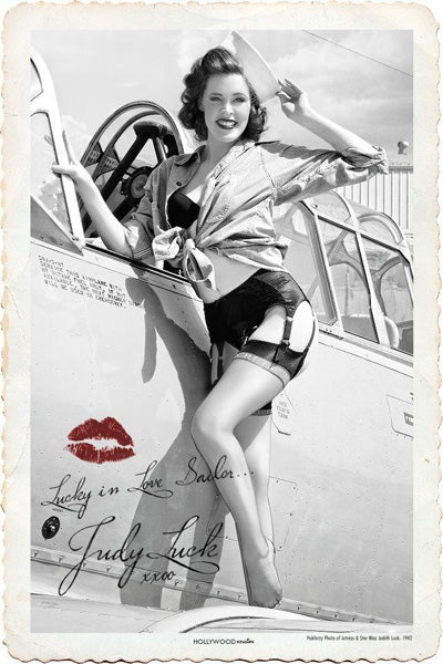 Photo ancienne d'une charmante Dame sur un avion de l'armée