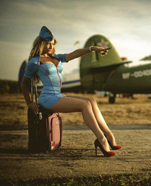 Photo femme vintage année 50 commandante de bord habillée en bleu turquoise