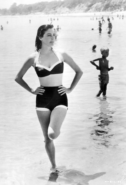 Photo noir et blanc d'Ava Gardner prise sur une plage