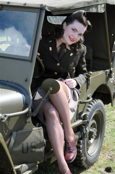 Photo style année 50 et 60 d'une femme en habit vert foncé dans une voiture militaire Américaine